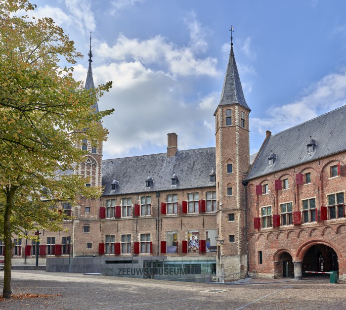 Abdijplein met Zeeuws museum